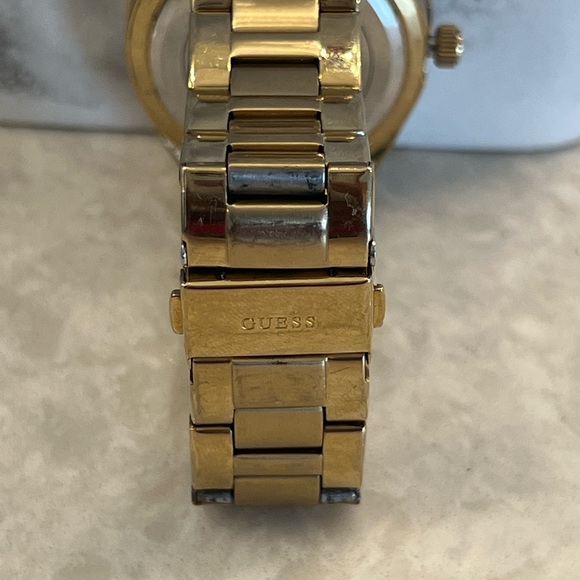 Guess gold wrist watch with stud detail - Unisex - Picture 3 of 6